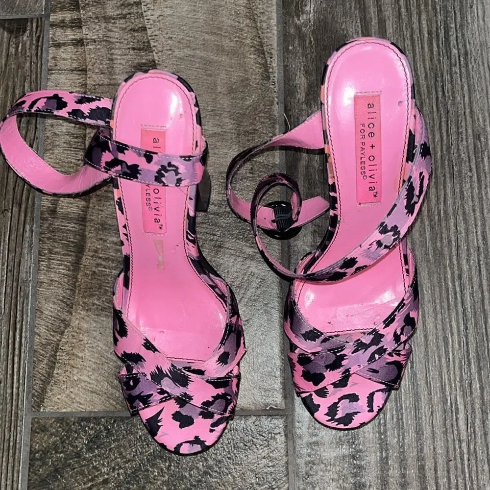 Vtg Y2K Alicia + Olivia for payless, ankle strap, chunky 5” heel w/ 2” platform.